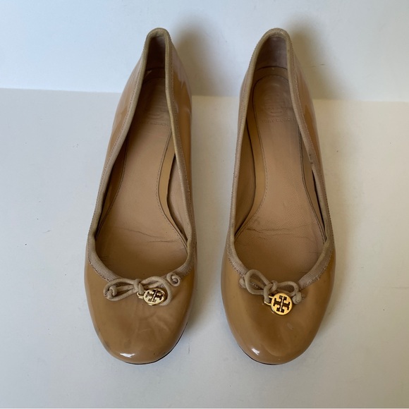 Tory Burch Chelsea Tan Patent Charm Leather Round Toe Bow 7M Heel Pump - Picture 2 of 7